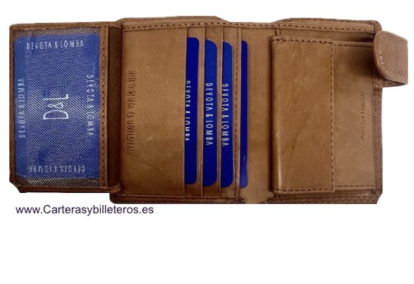 CARTERA MONEDERO DE CUERO CON ADORNO GRABADO Y CIERRE EXTERIOR 